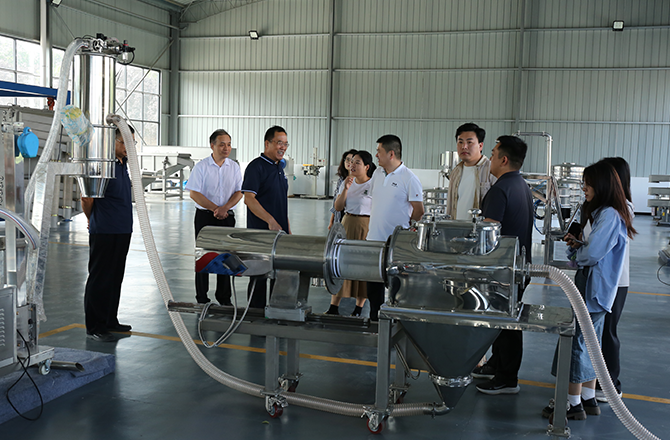 頂端新聞?dòng)浾?鄒皓羽 振動(dòng)篩分、封頭制造、金水電纜、中原農(nóng)谷，一個(gè)個(gè)都是新鄉(xiāng)市重點(diǎn)產(chǎn)業(yè)的響亮名片。 9月21日，“十大戰(zhàn)略進(jìn)行時(shí)——數(shù)智河南 豫見未來”采訪團(tuán)抵達(dá)新鄉(xiāng)市，深入了解該市重點(diǎn)產(chǎn)業(yè)數(shù)智轉(zhuǎn)型的產(chǎn)業(yè)布局情況。 振動(dòng)產(chǎn)業(yè)看新鄉(xiāng)，精細(xì)篩分高服強(qiáng) “常說新飛冰箱好，以后是新鄉(xiāng)篩分好。”在新鄉(xiāng)市高服篩分機(jī)械有限公司，董事長(zhǎng)賀占胥是一名務(wù)實(shí)者，從1982年創(chuàng)立公司至今，他已經(jīng)在振動(dòng)篩分行業(yè)深耕了30多年。 振動(dòng)篩分行業(yè)雖是一個(gè)小眾領(lǐng)域，但在工業(yè)生產(chǎn)制造中卻發(fā)揮著關(guān)鍵作用?！昂Y分作業(yè)是重要的生產(chǎn)環(huán)節(jié)之一，振動(dòng)篩分設(shè)備相當(dāng)于工業(yè)之腎，可以大幅提高生產(chǎn)原材料的品質(zhì)質(zhì)量和生產(chǎn)效率。” 賀占胥表示，無論客戶提出多細(xì)微的篩分要求，我們百分百都能做好! 在賀占胥的帶領(lǐng)下，公司專注于精準(zhǔn)篩分設(shè)備的研發(fā)和制造，從概率篩分到準(zhǔn)確分級(jí)，從無塵篩分過濾到構(gòu)建智能化篩分系統(tǒng)，解決了在精細(xì)篩分領(lǐng)域眾多“卡脖子”難題，成功研發(fā)出國(guó)內(nèi)首套新型超精細(xì)氣流篩分機(jī)，隨著創(chuàng)新突破，還研制出了旋振篩、超聲篩等多項(xiàng)新產(chǎn)品，成為精細(xì)篩分行業(yè)中的領(lǐng)先者，2021年獲評(píng)國(guó)家級(jí)專精特新“小巨人”企業(yè)。 “從創(chuàng)新驅(qū)動(dòng)的角度來說，我們目前獲準(zhǔn)有400多項(xiàng)國(guó)家專利?！备叻Y分機(jī)械有限公司研發(fā)部副總王躍河表示，公司創(chuàng)新緊貼市場(chǎng)需求，在精細(xì)篩分領(lǐng)域做到了設(shè)備品種最全，用戶最廣。“每年投入的科研經(jīng)費(fèi)占銷售收入的5%-7%。” 據(jù)了解，新鄉(xiāng)縣現(xiàn)有振動(dòng)設(shè)備生產(chǎn)企業(yè)334家，配套生產(chǎn)企業(yè)110余家，形成了完整的上下游產(chǎn)業(yè)鏈，全國(guó)振動(dòng)機(jī)械總產(chǎn)量60%來自新鄉(xiāng)。2022年，新鄉(xiāng)縣的振動(dòng)產(chǎn)業(yè)占全國(guó)市場(chǎng)80%。2023年4月，新鄉(xiāng)縣被中國(guó)重型機(jī)械工業(yè)協(xié)會(huì)授予“振動(dòng)之都”稱號(hào)。 來源：頂端新聞