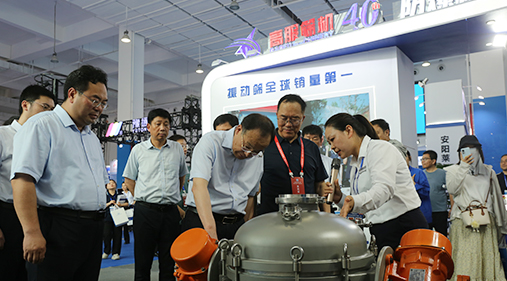 中原農(nóng)谷第二屆振動(dòng)機(jī)械產(chǎn)業(yè)博覽會(huì)盛大開幕，新鄉(xiāng)市長(zhǎng)魏建平親臨高服展區(qū)指導(dǎo)工作