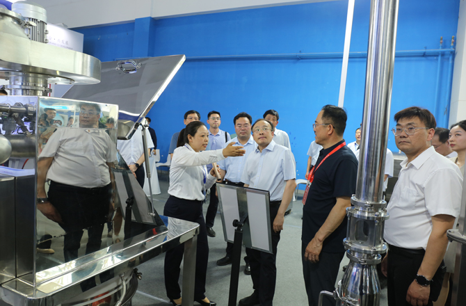 中原農(nóng)谷第二屆振動機械產(chǎn)業(yè)博覽會盛大開幕，新鄉(xiāng)市長魏建平親臨高服展區(qū)指導(dǎo)工作